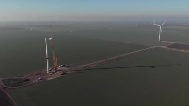 风力发电机组的施工工艺 正在施工中 安装贡多拉 可再生能源 空中录像 — 图库视频影像