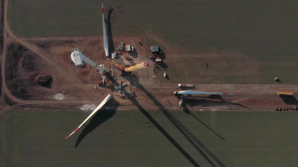 建設中の風力発電タワー工場の建設プロセス ローターブレードの設置 クリーン 再生可能エネルギー 空中映像 — ストック動画