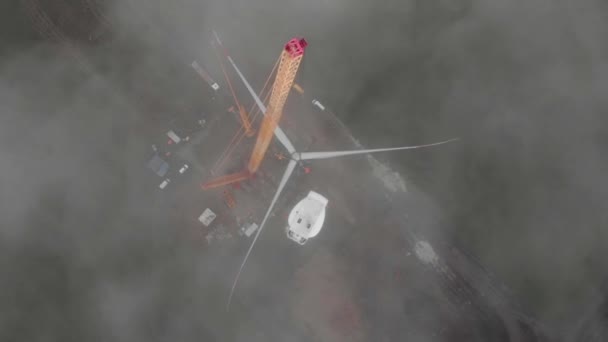 Byggande Ett Vindkraftverk Uppförande Installation Rotorblad Montering Propeller Foggy Morgon — Stockvideo