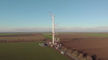Rüzgâr enerjisi kule değirmeni inşaat halinde. Ulaşım, pervane kurulumu. Yeşil, temiz, yenilenebilir enerji. Hava görüntüleri.