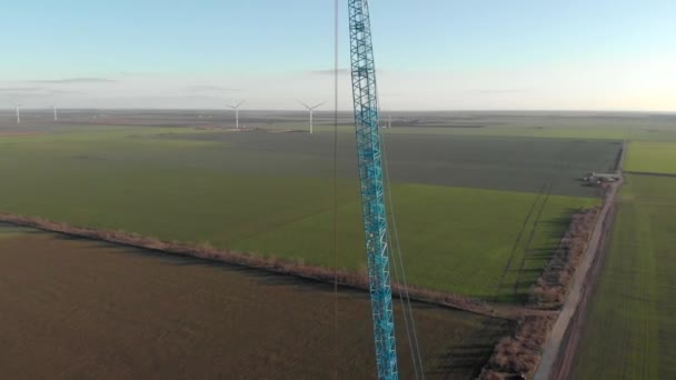 Szélerőműpark Építési Folyamata Két Elektromos Erőmű Építése Folyamatban Van Zöld — Stock videók
