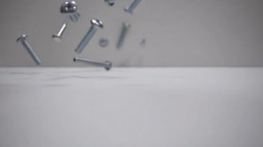 Cıvatalar masaya düşer. Slow Motion 250 fps. Kapat..