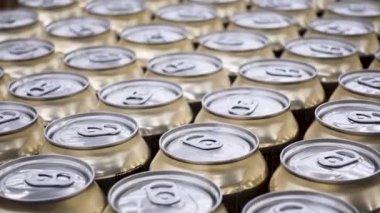Alüminyum soda kutuları. Kapatın. Kamera hareket halinde.