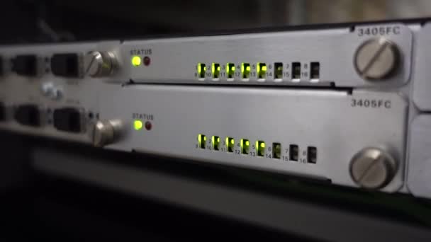 Super Computer Server Racks dalam konsep Datacenter. Kedip baris lampu dipimpin. Konsep 3.0 — Stok Video