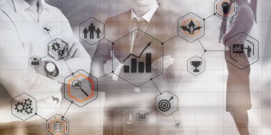 Cogwheel Gears soyut iş teknolojisi otomasyon sektörü 4. 0 konsepti arka planda iki erkek ve bir kadın hakkında