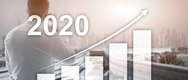 Gráfico de negocios con flecha hacia arriba. Fondo Corporativo de Medios Mixtos. Crecimiento en 2020 año . — Foto de Stock