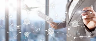 Sanal ekranda teknoloji endüstriyel iş akışı organizasyon yapısı. IOT akıllı endüstri konsepti karışık medya diyagramı.