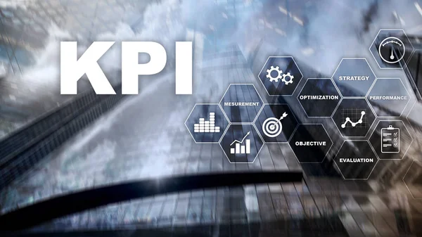 KPI - ключевой индикатор производительности. Бизнес и технологическая концепция. Многократное воздействие, смешанные среды. Финансовая концепция на размытом фоне. — стоковое фото