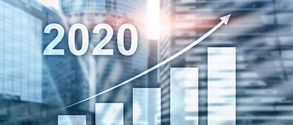 Ανάπτυξη σε 2020 έτος. Επιχειρηματικό γράφημα με βέλος προς τα επάνω. Εταιρικό φόντο μεικτών μέσων. — Φωτογραφία Αρχείου