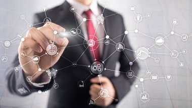 Sanal ekranda teknoloji endüstriyel iş akışı organizasyon yapısı. IOT akıllı endüstri konsepti karışık medya diyagramı.
