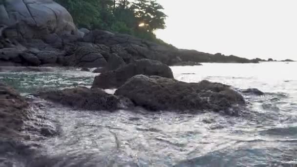 De grosses vagues océaniques à la tempête. Les grosses pierres rocheuses sont lavées par les vagues océaniques .