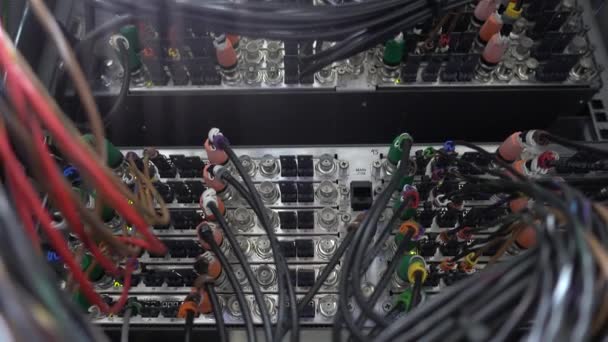 Télécommunication Numérique, connexion. Centre de données. Équipement réseau moderne câbles et câblage liens serveurs. La vidéo a des vibrations. Tir à la main sans stabilisation .