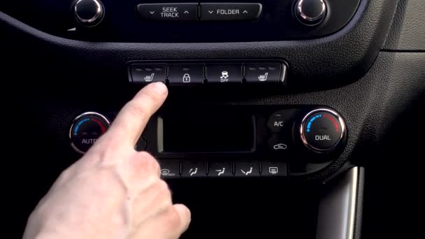 Θερμαινόμενα καθίσματα στο κουμπί του αυτοκινήτου. Θερμαινόμενο ταμπλό καθίσματος σε ένα αυτοκίνητο. — Αρχείο Βίντεο
