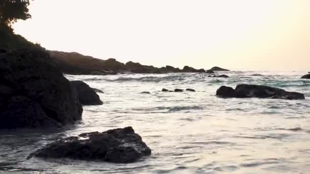 Nagy óceáni hullámok a viharban. A nagy sziklás köveket óceáni hullámok mossák.. — Stock videók