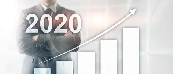 Crecimiento en 2020 año. Gráfico de negocios con flecha hacia arriba. Técnica mixta Antecedentes corporativos . — Foto de Stock