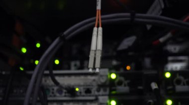 Veritabanı sunucu rafında fiber kanal fc anahtarı. Video gürültü ve titreşim içeriyor