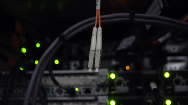 Fibre Channel fc commutateur sur fond de rack de serveur de datacener. Vidéo contient du bruit et des vibrations 