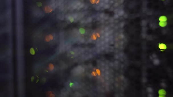 Πράσινο και πορτοκαλί bokeh Led φώτα αναβοσβήνει στην πίσω πλευρά του διακομιστή δεδομένων εργασίας. — Αρχείο Βίντεο