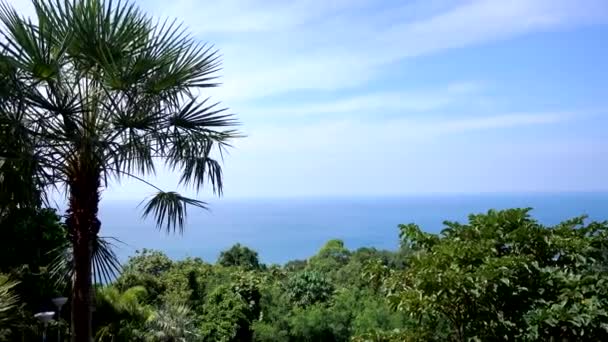 Phuket Tailandia vista mar. Olas del océano que se estrellan en la orilla de una selva tropical . — Vídeo de stock