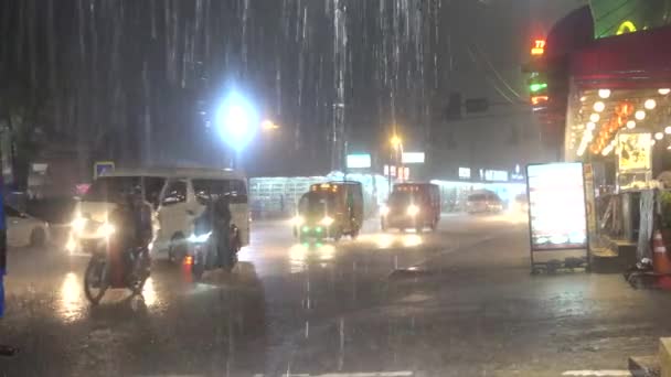 PHUKET, TAILANDIA - 20 de noviembre de 2019: Lluvia. Fuertes lluvias. Lluvia tropical en la ciudad. Editorial — Vídeo de stock