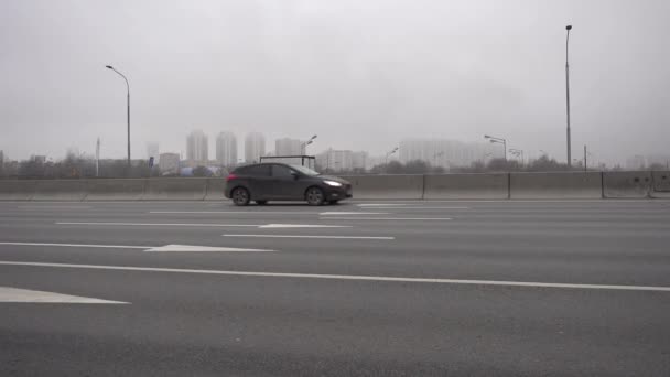 俄罗斯，莫斯科- 2019年11月9日：汽车在城市的道路上行驶。 编辑 — 图库视频影像