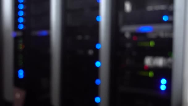 Tre file di rack server. Sfondo sfocato. Motion shot. Contiene sfarfallio — Video Stock