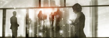 Siluetleri Cityscape arka plan üzerinde iş adamları. Kurumsal yaşam tarzı. Evrensel duvar kağıdı kavramı.