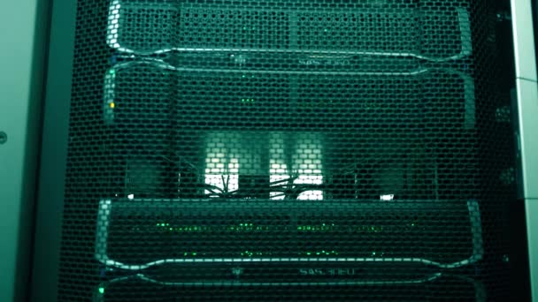 ロシア,モスクワ- 2019年11月20日:緑のサーバーを備えたネットワークサーバールーム — ストック動画