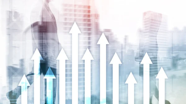 Gráfico de flecha hacia arriba sobre fondo de rascacielos. Concepto de inversión y crecimiento financiero. —  Fotos de Stock