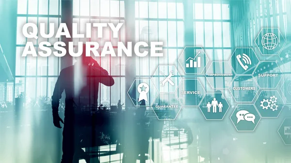 Das Konzept der Qualitätssicherung und Auswirkungen auf Unternehmen. Qualitätskontrolle. Dienstleistungsgarantie. Gemischte Medien. — Stockfoto