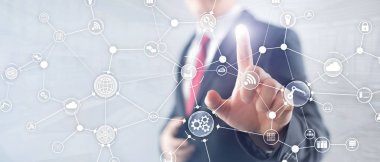 Sanal ekranda teknoloji endüstriyel iş akışı organizasyon yapısı. IOT akıllı endüstri konsepti karışık medya diyagramı.