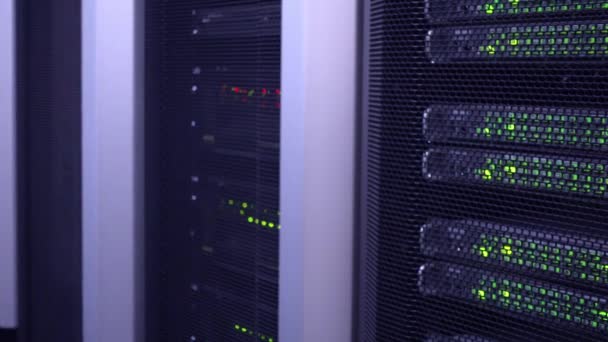 Servers racks sluiten af in datacenter serverruimte. Bewegingscamera. — Stockvideo