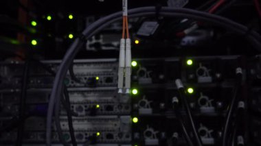 Veritabanı sunucu rafında fiber kanal fc anahtarı.