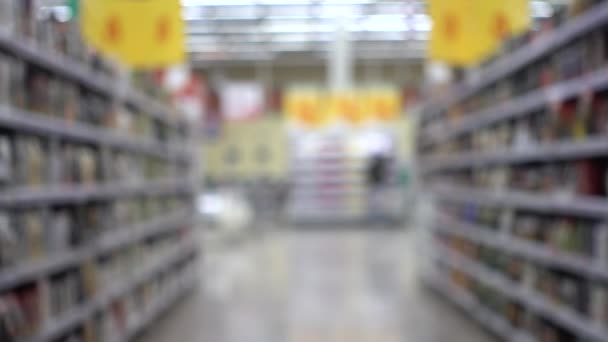 Mensen winkelen in een supermarkt, onscherpe achtergrond Mensen met winkelwagentjes — Stockvideo