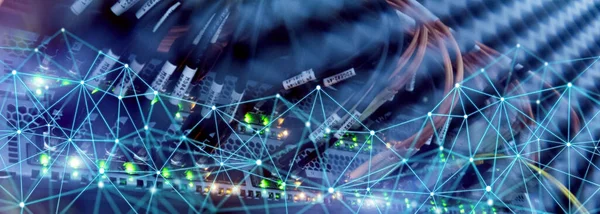 Struttura della rete globale di telecomunicazioni e concetto di rete su sfondo server panoramico . — Foto Stock