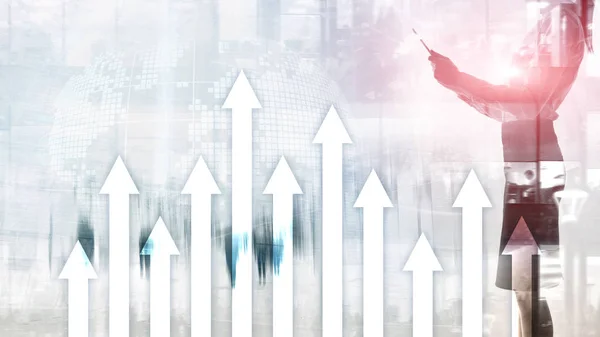 Gráfico de flecha hacia arriba sobre fondo de rascacielos. Concepto de inversión y crecimiento financiero. —  Fotos de Stock