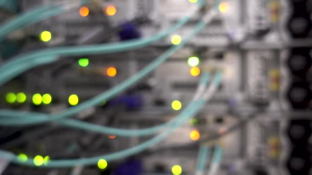 Luci LED bokeh arancioni e gialle lampeggianti sul retro del server dati di lavoro — Video Stock