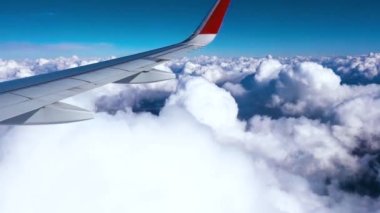 Bir yolcu uçağından görüntü. Mavi Gökyüzü