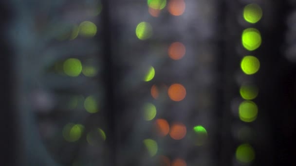 Abstraktní vánoční pozadí v bokeh. Světla blikající věnce v rozmazání. — Stock video