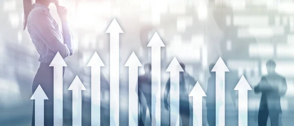 Gráfico de flecha hacia arriba sobre fondo de rascacielos. Concepto de inversión y crecimiento financiero. —  Fotos de Stock