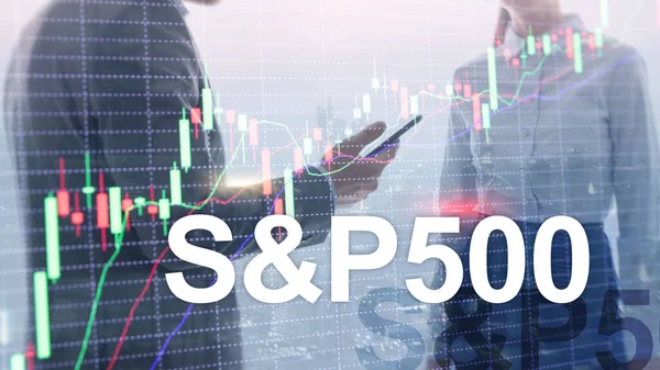 Az emberek sziluettek az amerikai tőzsdén index S P 500 - SPX. — Stock Fotó