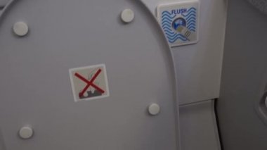 Su, uçaktaki klozetin içine akıyor.