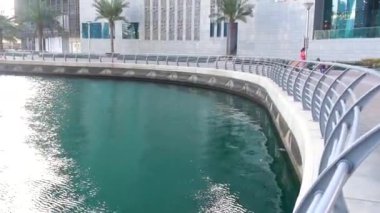 DUBAI, BAE - 12 Mart 2020: Moving Camera, Dubai Marina. Yazı.