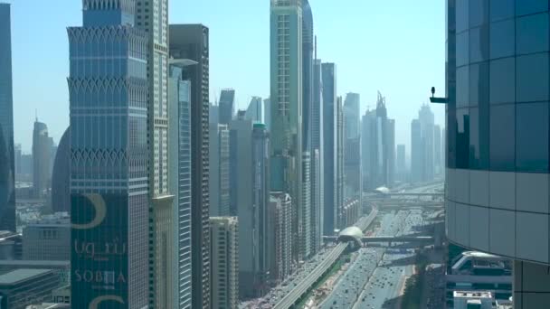 DUBAI, Emiratos Árabes Unidos - 10 de marzo de 2020: Cámara móvil, Dubai Highway. Editorial . — Vídeos de Stock