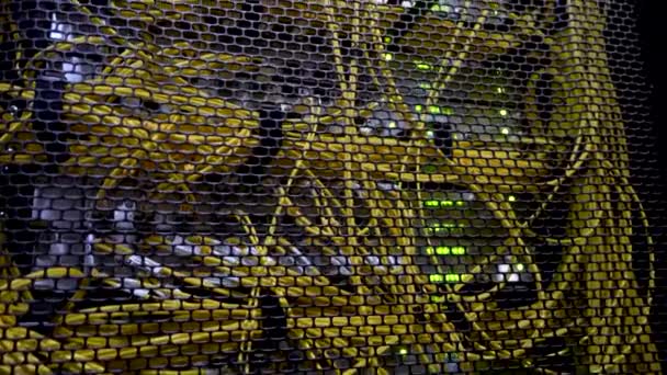 Движение камеры, большой сервер с желтыми кабелями — стоковое видео