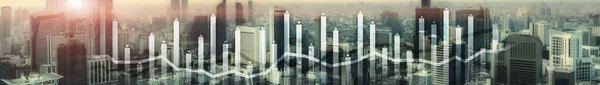 Tabla de finanzas superpuesta en la ciudad moderna. Concepto de bandera panorámica. —  Fotos de Stock