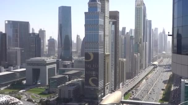 DUBAI, Egyesült Arab Emírségek - március, 10, 2020: Mozgó kamera, Dubai Highway. Szerkesztőség. — Stock videók