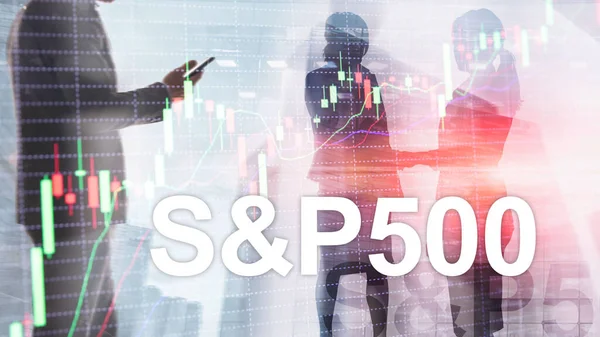 Az emberek sziluettek az amerikai tőzsdén index S P 500 - SPX. — Stock Fotó