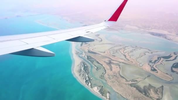 Belle vue prise depuis l'avion. La vue depuis la fenêtre d'un avion sur la mer .