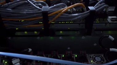 Sunucu teçhizatı görüntüsü en alttan. Karanlık sunucu odası. Video gürültü içeriyor